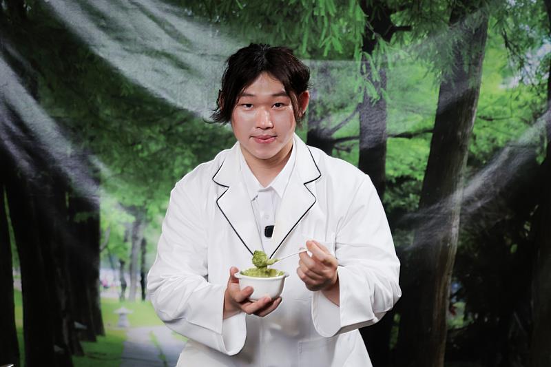 花蓮慈濟醫院營養科團隊與花現蔬福社將端午節慶、蔬食概念與夏季冰品結合，推出「翡翠抹茶豆漿冰淇淋」。