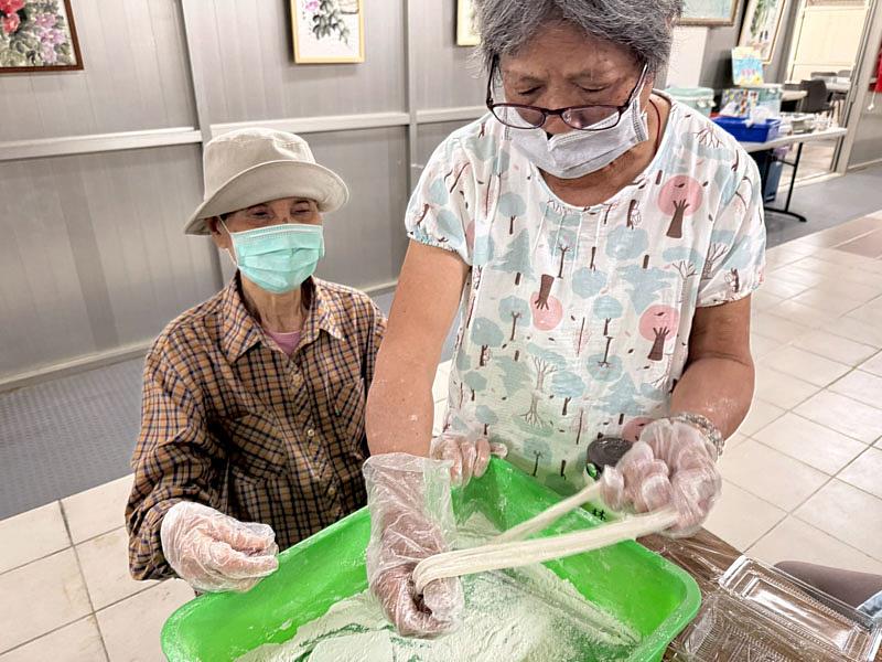 手藝比較巧的長輩(右)主動化身小老師,熱心協助同桌的同學拉絲。