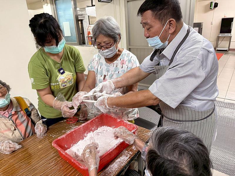 施老師細心傳授麥芽糖塊「不能快、不能猛」的延展手法。