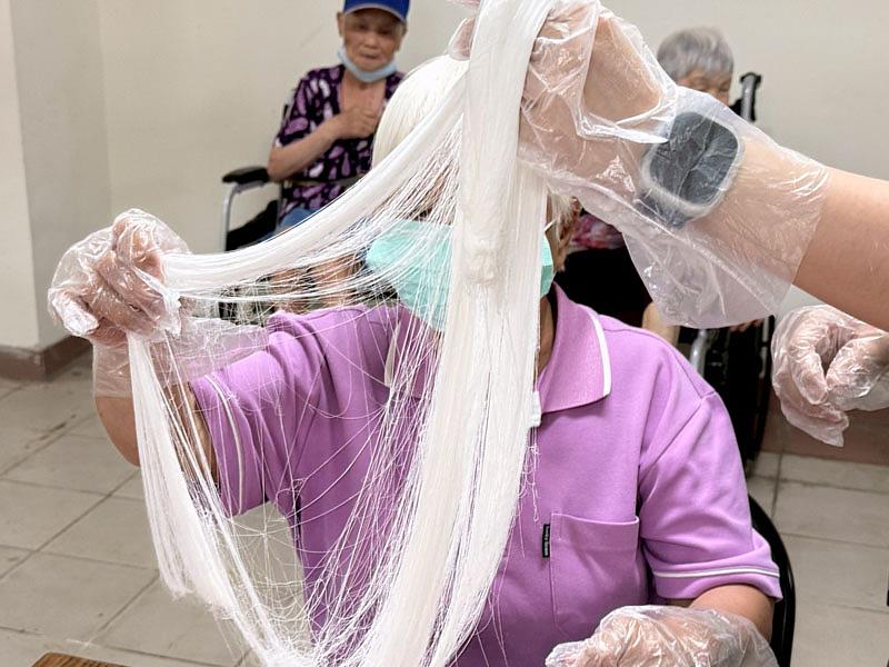 細如白髮的龍鬚糖,祝福每一位長輩「健康長壽,福氣綿長」。