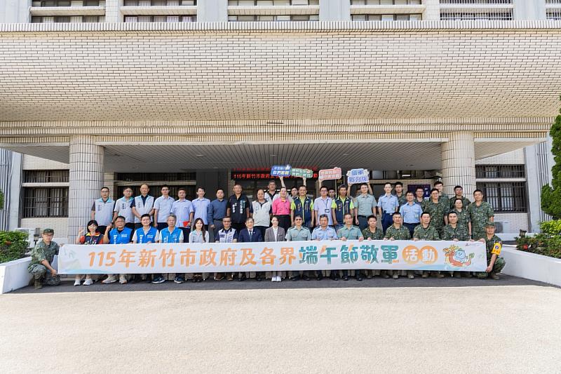 與會長官、貴賓及國軍弟兄合影。