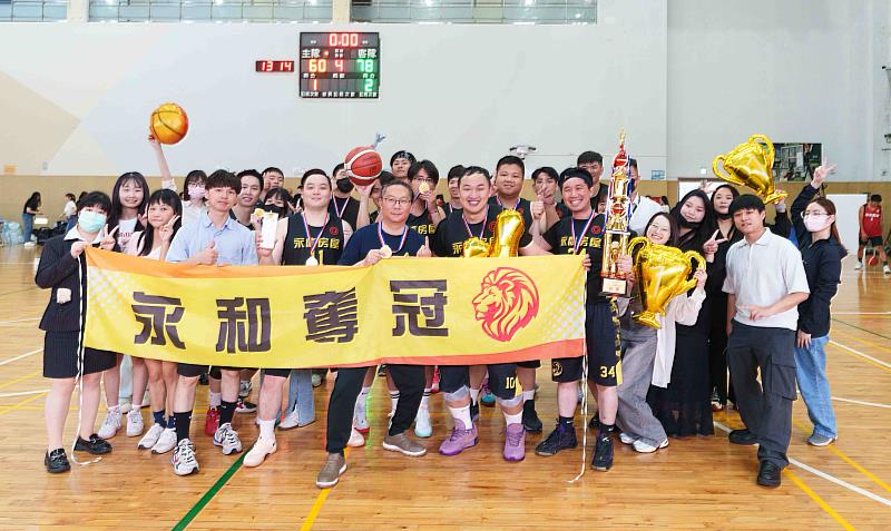 球場如職場!「永和超BP」隊員各司其職,展現無懈可擊的團隊默契,成功抱回年度總冠軍金盃。(永慶房產集團提供)