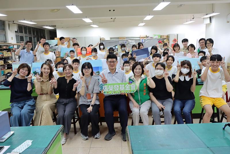 張榮發基金會連續兩年贊助新北市藝術深耕計畫,今至竹圍高中國中部入班觀課,執行長鍾德美(第1排右4)、新北市教育局社教科股長謝采璇(第1排左4)、國民教育輔導團老師張琬湄(第1排左2)與校長楊耀焜(第1排右5)及師生合影留念。