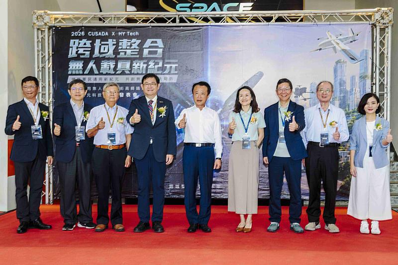 翁章梁見證璿元科技首發多機一站式通訊系統