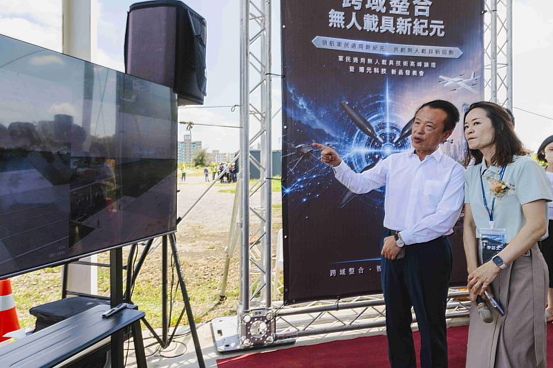 翁章梁見證璿元科技首發多機一站式通訊系統