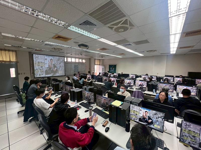 亞洲大學「AI素養」工作坊全校動員,電腦教室座無虛席,展現教師轉型決心。