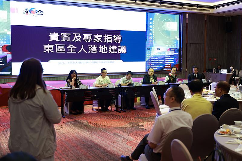 健保署張禹斌副署長(坐者左4)與衛生局及全人推動團隊透過落地建議及對談,了解第一線醫事人員於偏遠地區工作的困境和訴求。