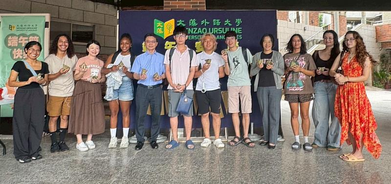 文藻外語大學學務處舉辦端午節文化體驗活動,校方準備傳統台式肉粽贈送給境外生享用。