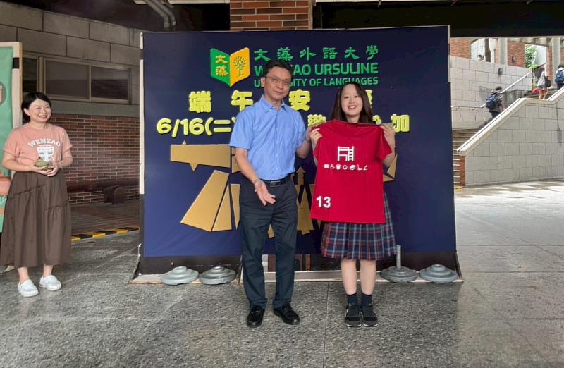 林耀堂副校長(左)致贈紀念衫予日本籍交換生杉本實里(右),肯定其在台學習成果。