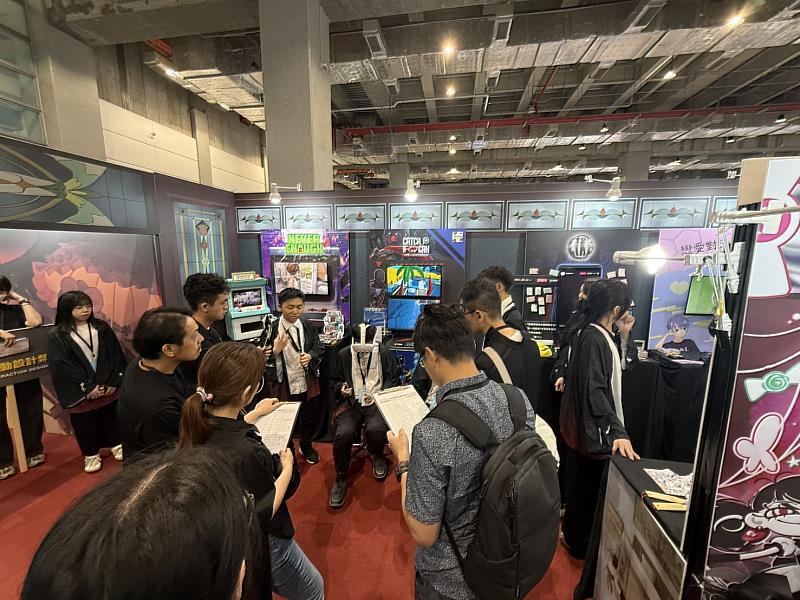 中國科大數媒系團隊於展評現場。（照片/校方提供）