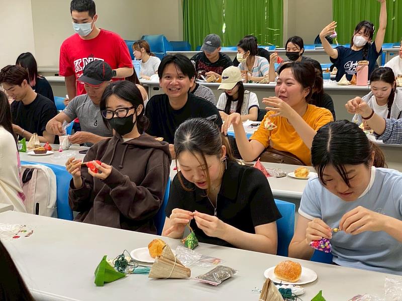 國際學生專心製作端午香包，在手作體驗中認識端午節文化與習俗。