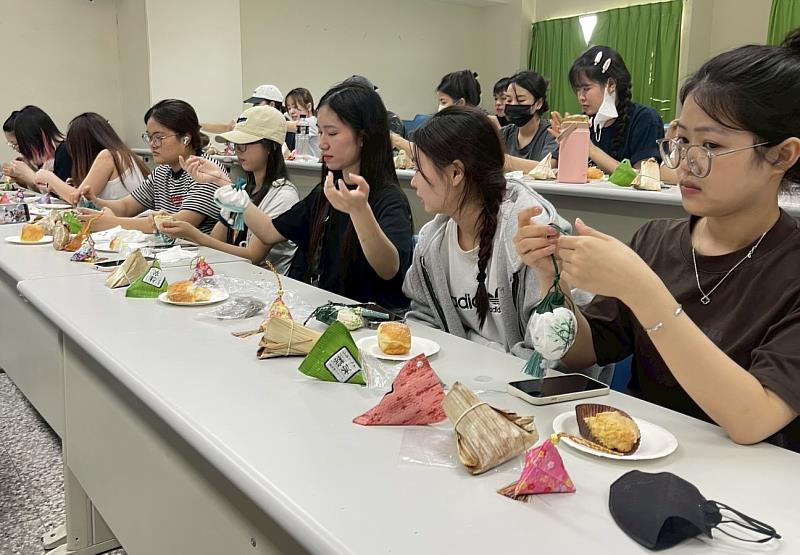 來自不同國家的學生動手縫製香包，感受傳統節慶的文化魅力與祝福意涵。