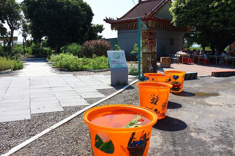 大溪社區結合新闢香草園區舉辦應景手作香包體驗。