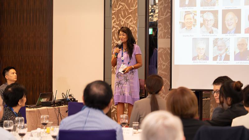 訪團團長庫比蒂諾扶輪社Alysa Sakkas進行簡報。