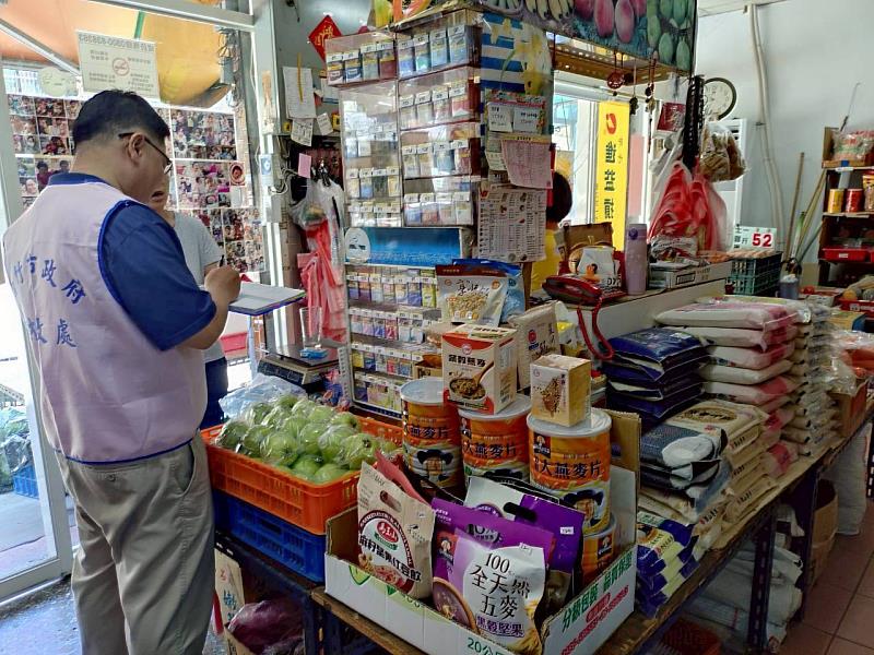 傳統店家稽查低價菸。