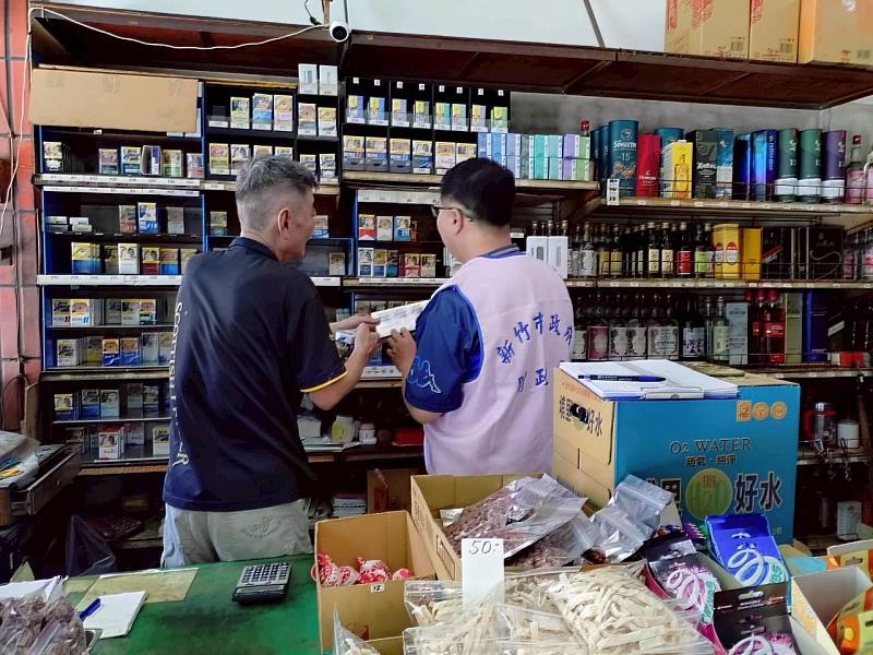傳統店家稽查低價菸。