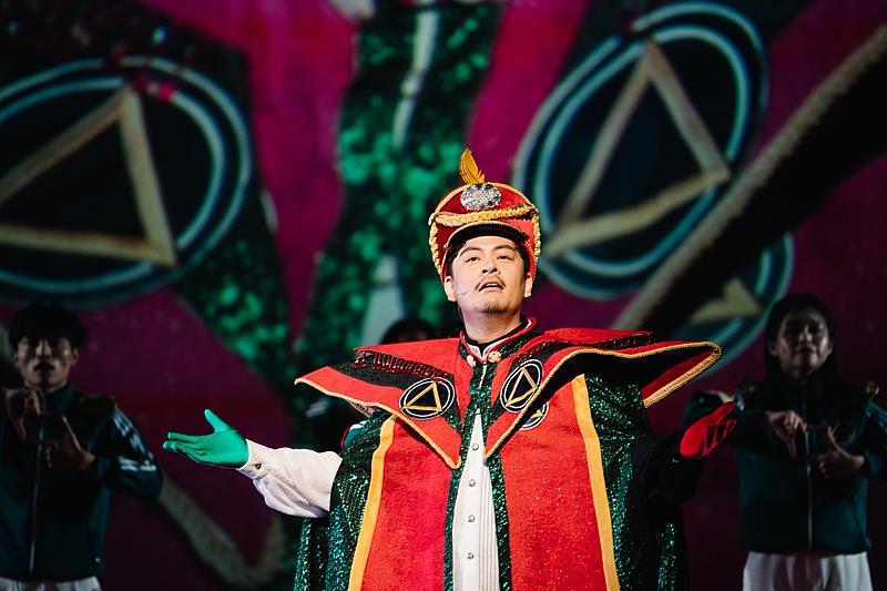主演黃建豪舞台上化身為恩悅轉生會大師。(照片提供/嚎哮排演;攝影/劉璧慈)