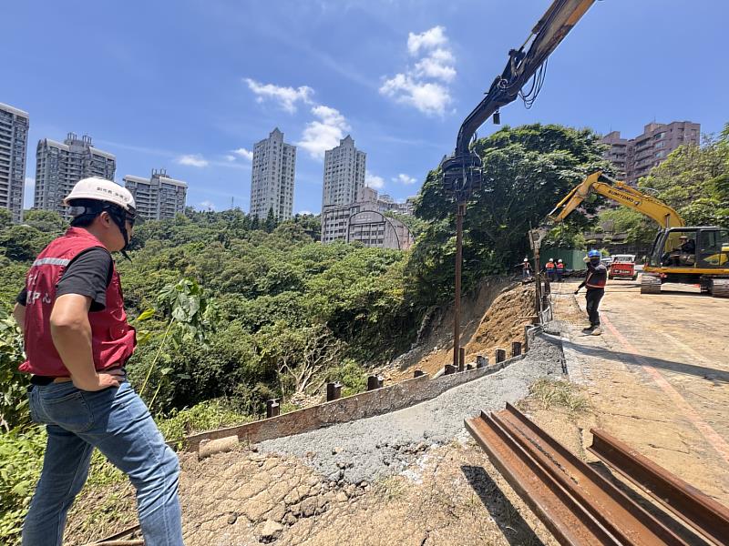 針對新店區新坡一街邊坡災情，新北市政府持續密切掌握現場搶修進度。副市長朱惕之於今（20）日上午11時親赴現場視察，並召開工作會議，聽取相關單位報告搶修情形。