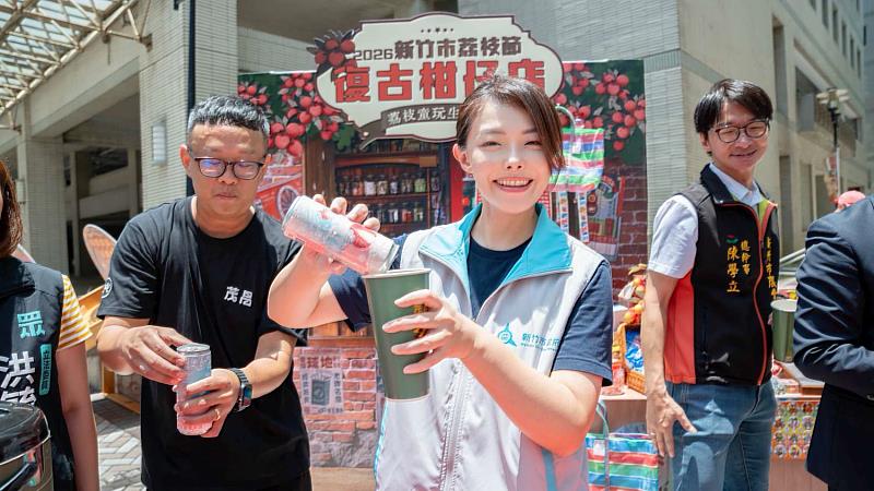 高虹安市長親手調製限定版荔枝消暑飲品。