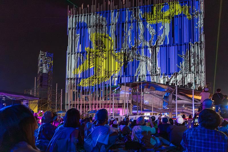 《海山夜行－新北市美術館建築光雕暨聲光環境劇場》於夏至音樂節期間搶先推出精華版展演，以建築光影與聲光效果點亮新北夏夜。