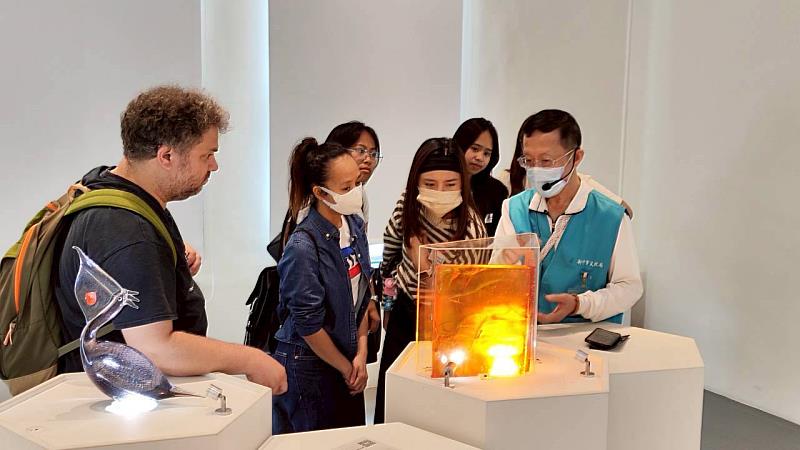分組參觀玻工館常設展，聆聽志公全英語導覽。