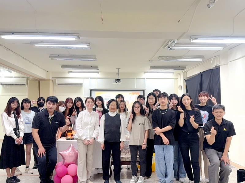 中國科大上官董事長與學生會、學生社團幹部、系學會及菁英學程全體學生合影(照片/校方提供)