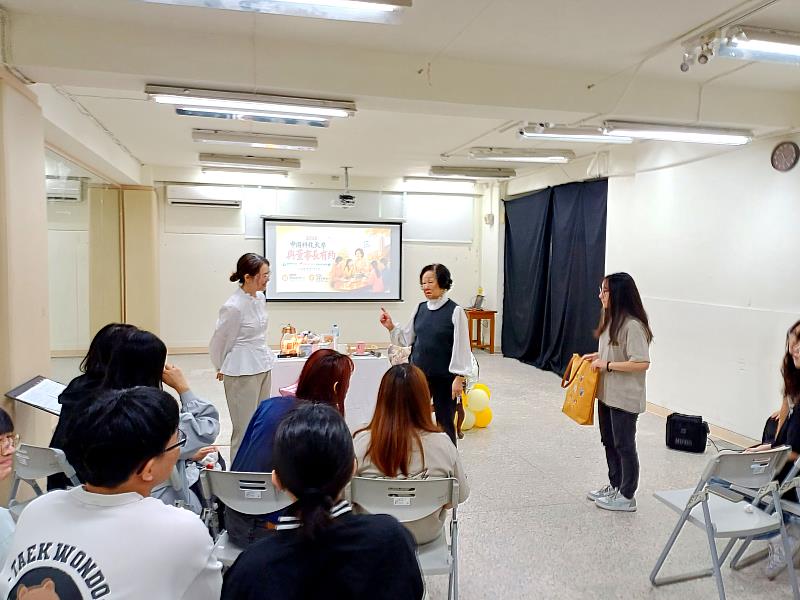 由學生會代表（右一）親自致贈由同學們自行設計象徵「品格傳承」的專屬小禮物給上官董事長(照片/校方提供)