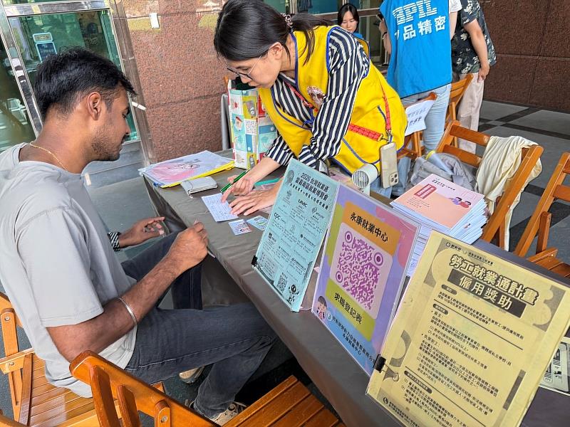 【跨越國界的就業輔導！國際生積極探索留台發展】 永康就業中心進駐南臺科大圖書館的諮詢服務大受好評，更吸引了許多國際學生前來熱烈詢問。專業職涯顧問耐心為外籍生解說台灣就業市場趨勢、留台工作法規以及企業媒合資源，充分展現南臺科大接軌國際、協助全球優秀人才留台發展的強大育才能量與溫暖包容。