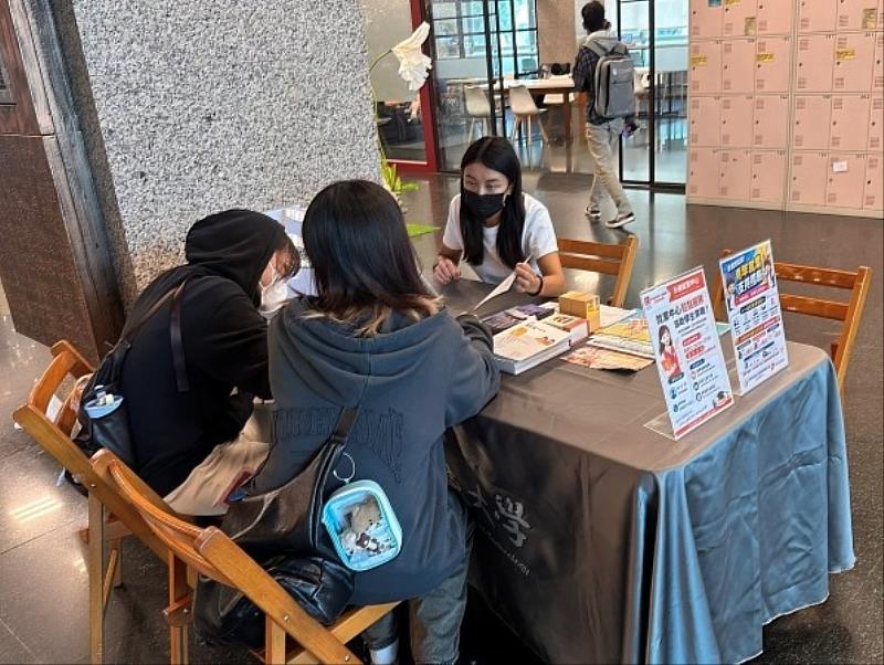 【產官攜手最強後盾！就業中心專員手把手助學子接軌職場】 勞動部永康就業中心同仁親切且專業地指導南臺學生操作「台灣就業通」平台，並詳細解說高達 4.8 萬至 9 萬元的「青年尋職及就業獎勵」等各項政府補助。透過「青年人才廊帶」的資源直達校園，產官學緊密合作，為即將踏入百工百業的畢業生構築最堅實的經濟與職涯靠山。