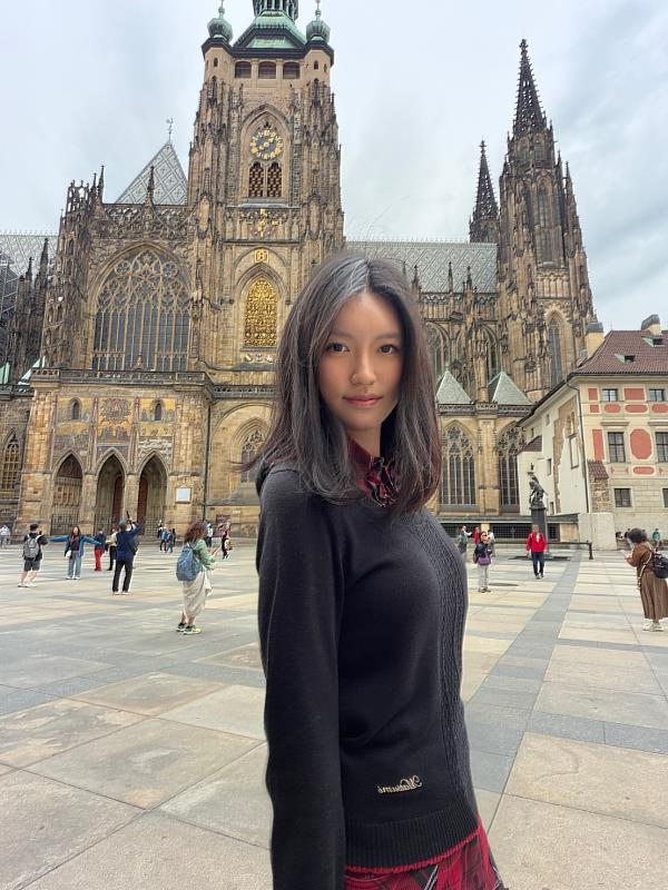 參加完今年大學申請入學的面試後,吳法蘭和媽媽一起去布拉格旅行。