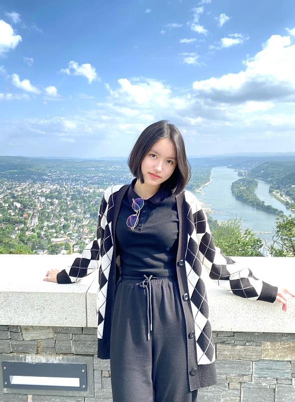 吳法蘭之前和爸爸到德國的萊茵峽谷旅遊。