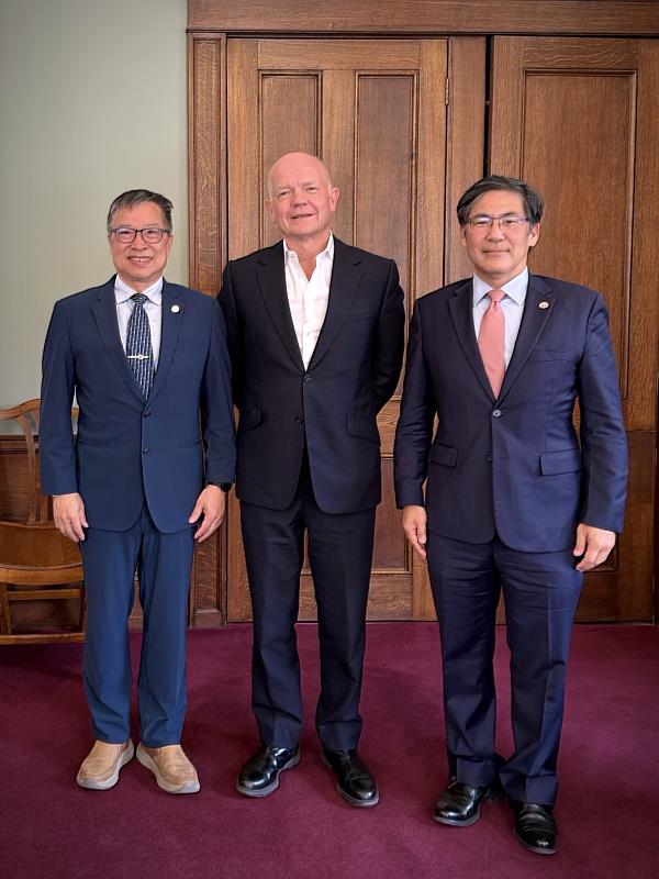 高雄醫學大學陳建志董事長(右)及余明隆校長(左)拜會英國牛津大學榮譽校長威廉·海格勳爵(中)