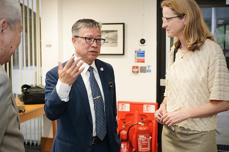 牛津大學策略副校長Prof. Heidi Johansen-Berg與高雄醫學大學余明隆校長演講後意見交流