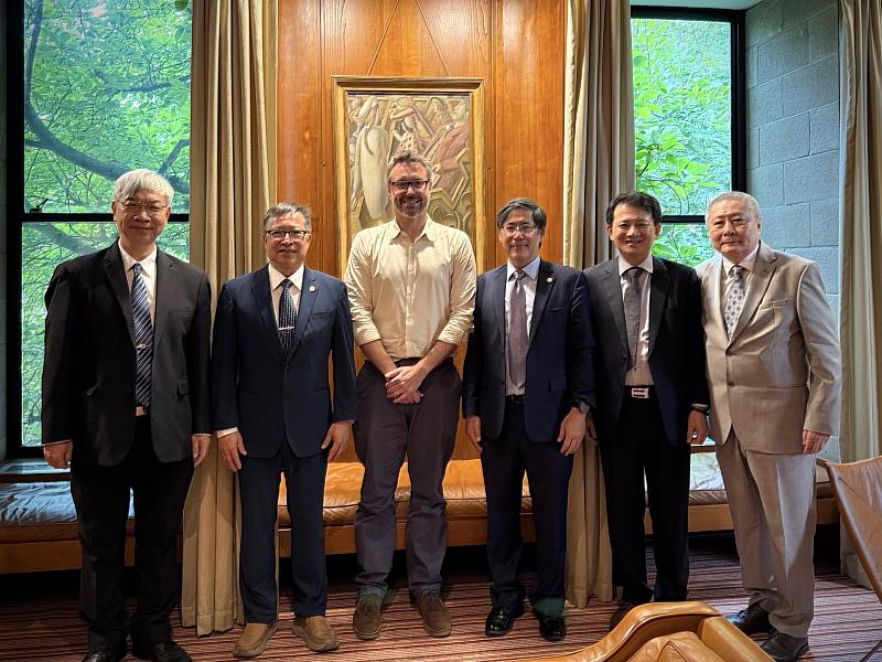 高雄醫學大學訪團拜訪牛津大學醫學科學部(Medical Sciences Division)研究小組負責人Prof. Dan Woodcock(左三)、牛津大學St Edmund Hall OXCEP課程主席Dr. Frank Hwang(右一)