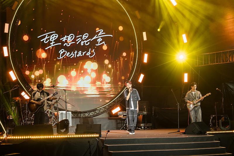 人氣樂團理想混蛋於21日新北夏至音樂節壓軸登場，帶來多首膾炙人口的作品。