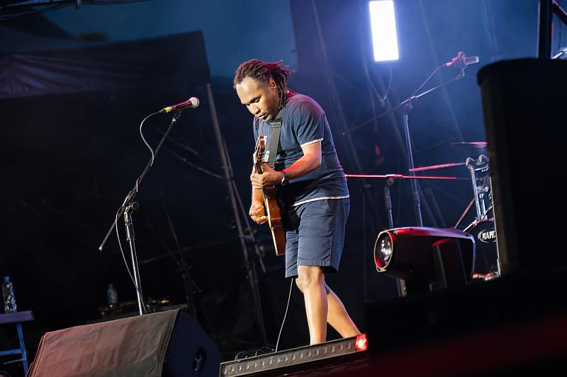 來自法屬留尼旺島的音樂家Mounawar，帶來融合世界音樂與島嶼節奏的精彩演出。