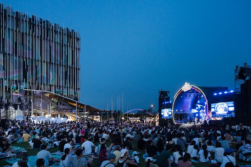 2026新北夏至音樂節吸引眾多民眾走進新北市美術館戶外園區，共同感受臺法音樂交流的魅力。