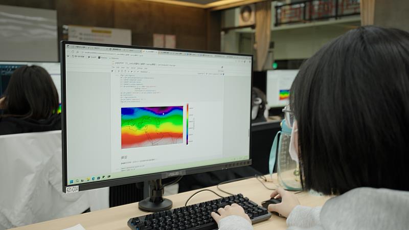 「校本課程」，聚焦大一新生的「入學銜接」與大三學生的「職涯銜接」兩大關鍵階段，落實「大一給安心、大三給勇氣」的教育理念，陪伴學生穩健成長、迎向未來。