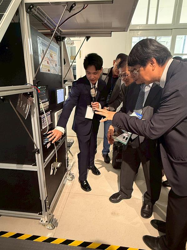 隊長蔡旻諺於成果展示現場向評審與產業代表介紹「智慧醫療照護能量站」系統功能與應用情境。
