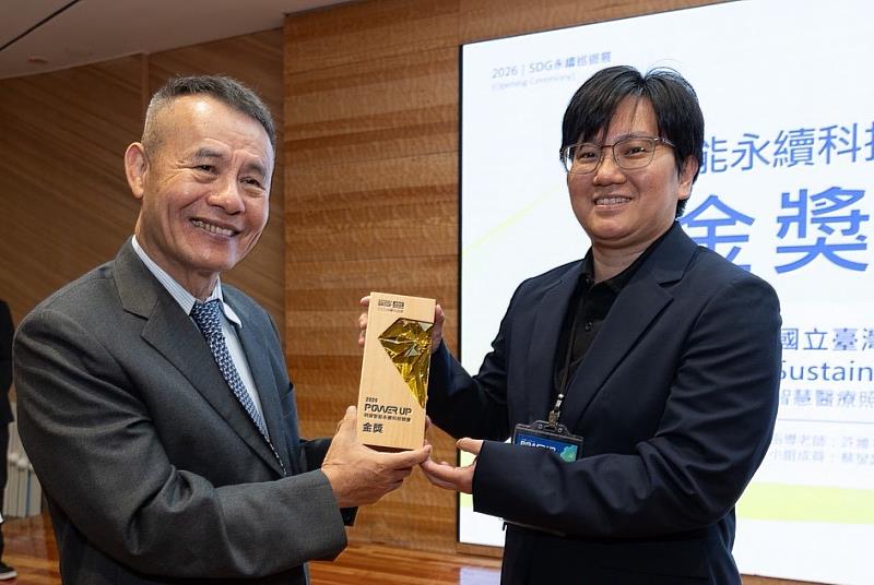 明緯科技董事長鄭志得(左)親自頒發最高榮譽金獎予林儀佳老師(右),肯定其帶領臺科大團隊成功整合智慧醫療、緊急救護與永續能源技術,展現卓越創新研發實力。