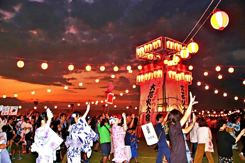 「尊德夏祭」於鬼怒川河川敷綠地公園舉行,廣闊草地適合全家鋪設野餐墊,悠閒欣賞近距離施放的大型煙火。現場除了納涼盆踊、特色攤販外,還有尊德太鼓保存會帶來震撼人心的太鼓演出。