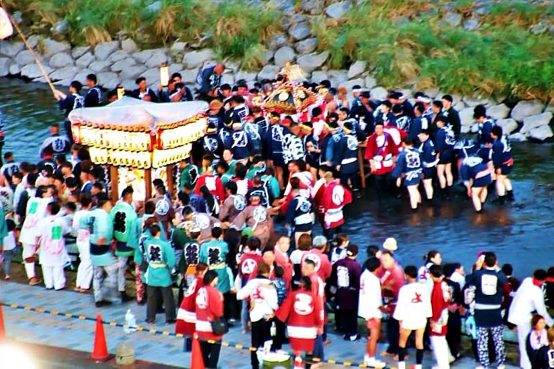 真岡夏日祭荒神祭是栃木縣真岡市最大的年度盛事,今年在7 月 24–26 日舉行,為期三天。這項祭典以其熱鬧的氛圍、壯觀的神轎遊行、山車屋台以及璀璨的煙火大會而聞名,吸引了眾多遊客和當地居民參與。