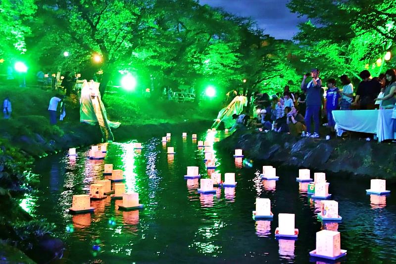 每年8月15日終戰紀念日舉辦的「真岡燈籠流放」以3,500盞燈籠點亮夏夜祈願平安