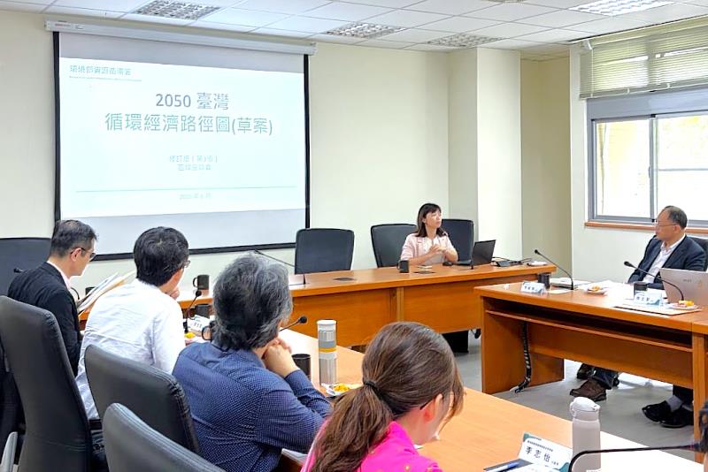 資源循環署向與會來賓簡報《2050 臺灣循環經濟路徑圖(草案)》。