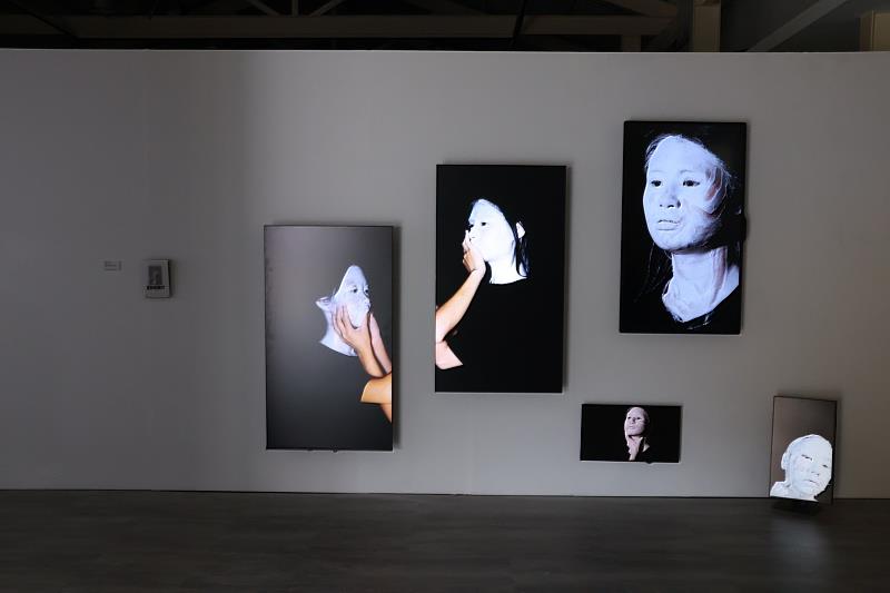 蔡予瑄作品《EXHIBIT》聚焦於「觀看」與「被觀看」的關係。