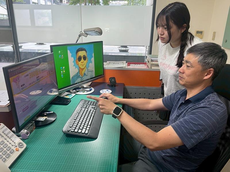 校安中心張惠翔校安教官向學生介紹政府300億元租金補貼政策及申請方式,協助學生減輕租屋負擔。