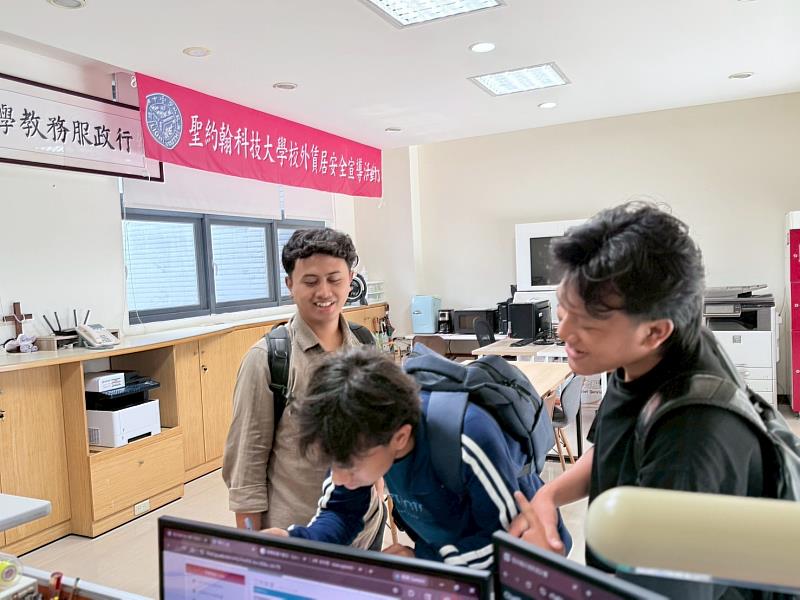 校安中心向境外生說明住宿管理規定，並宣導用火用電及住宿安全注意事項。