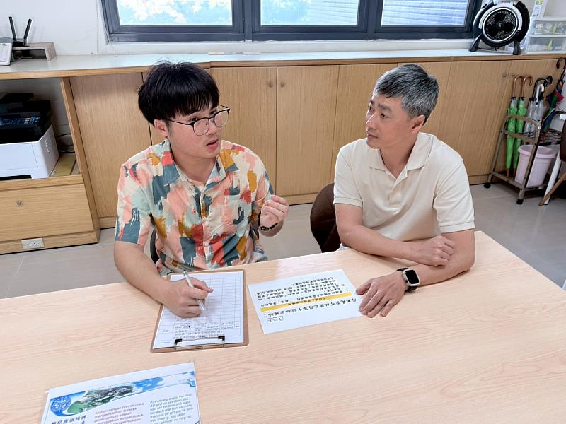 張惠翔校安教官(右)向同學說明校外賃居申請流程與關懷訪視機制,提升學生租屋安全觀念。