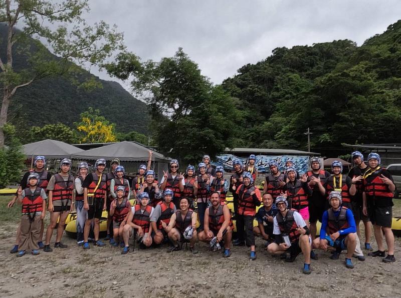 宜蘭山海野行生活圈夥伴親身體驗那山那谷漂漂河戶外活動。(照片/博旅天下提供)