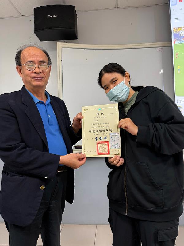 許昭民老師(左)頒發學業成績優異獎予二年級葉瑄易(右)